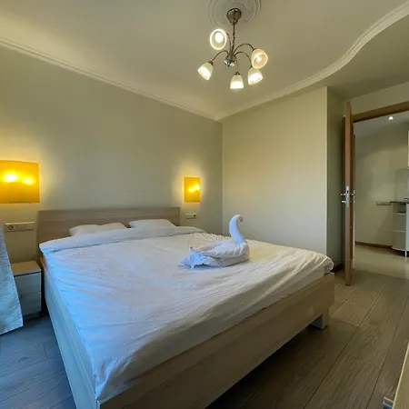 Apartment 2 Bedroom Penthouse Park View 70m2 Free Parking *