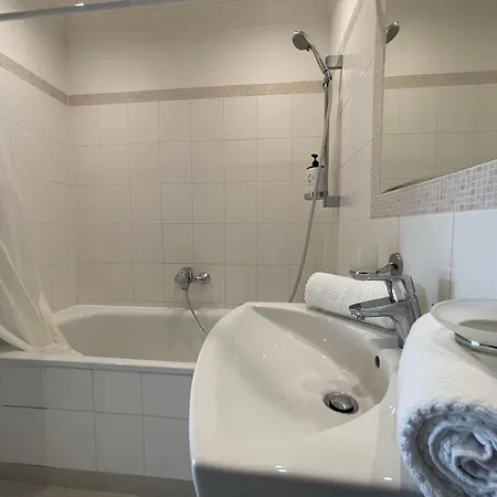 Apartment 2 Bedroom Penthouse Park View 70m2 Free Parking *